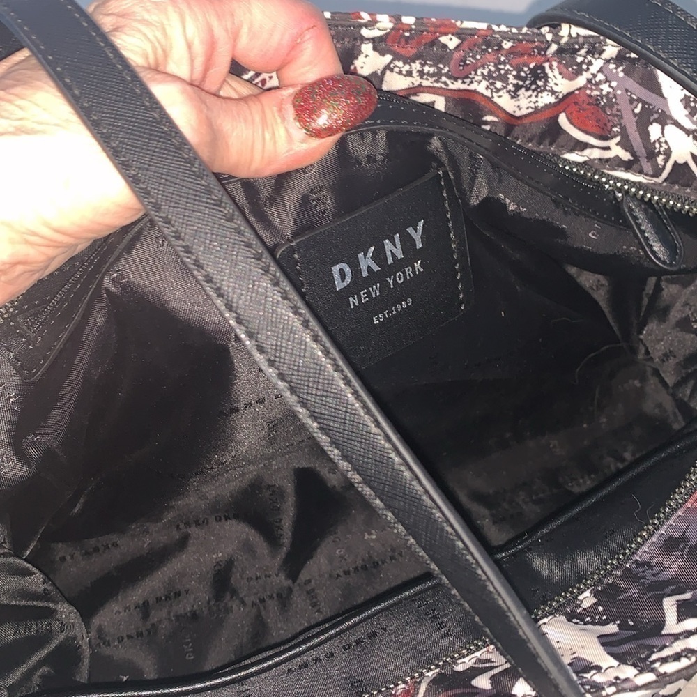 Beautiful Donna Karen, in New York tote - Picture 7 of 9